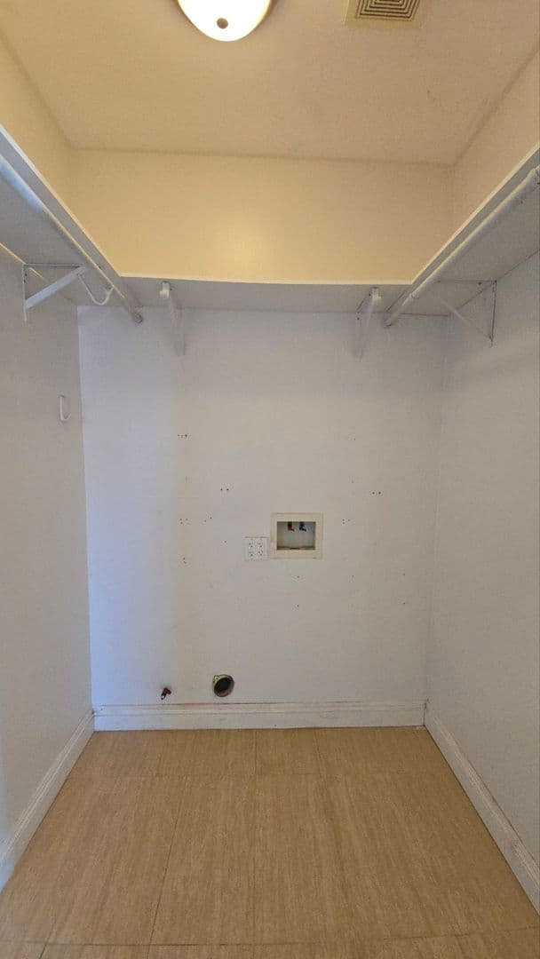 Los Angeles Apartment: 6629 Denver ave