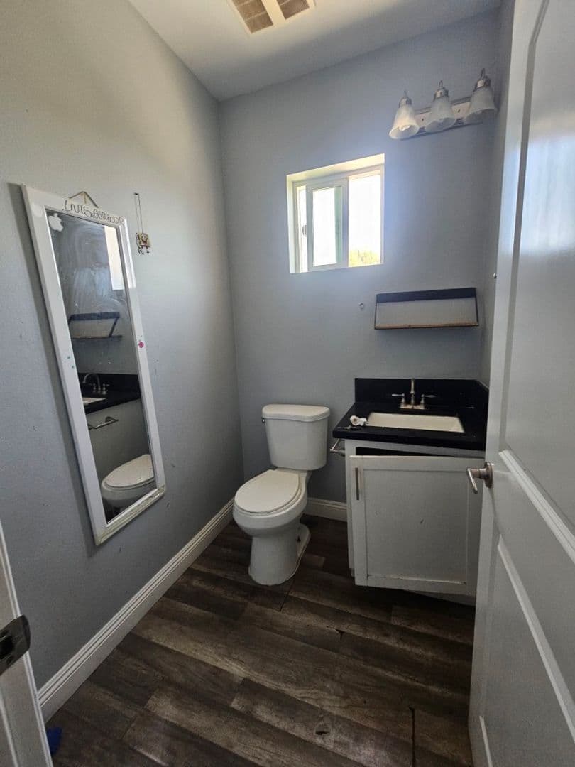 Los Angeles Apartment: 718 W 85TH ST
