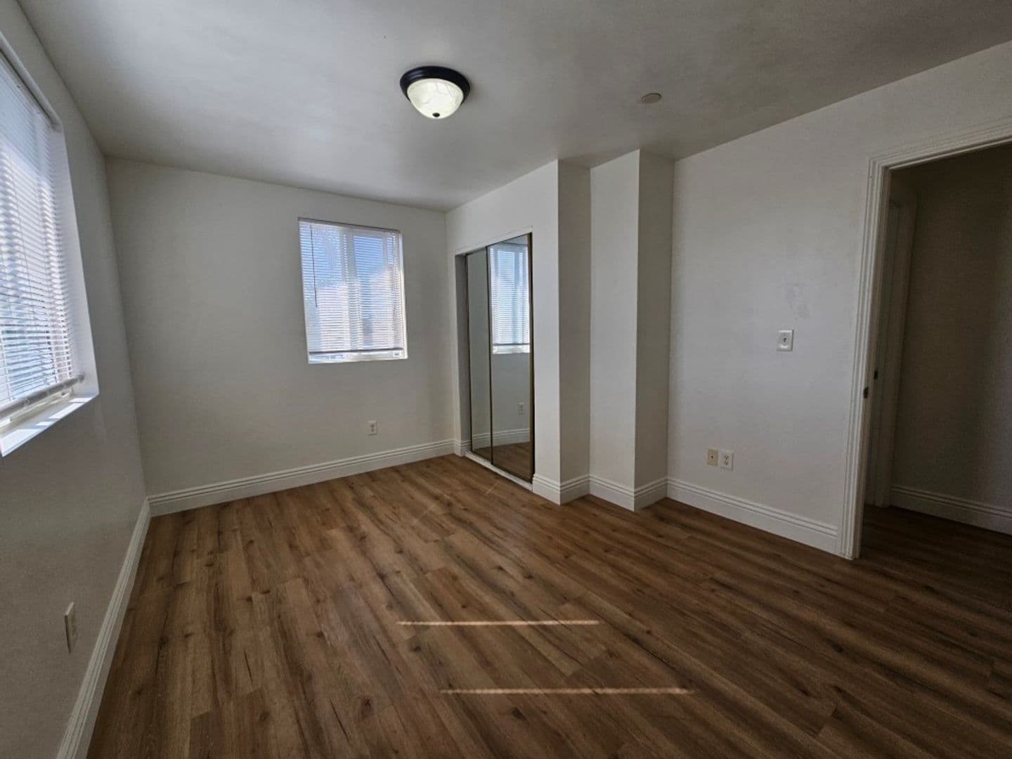 Los Angeles Apartment: 831 e 80th st