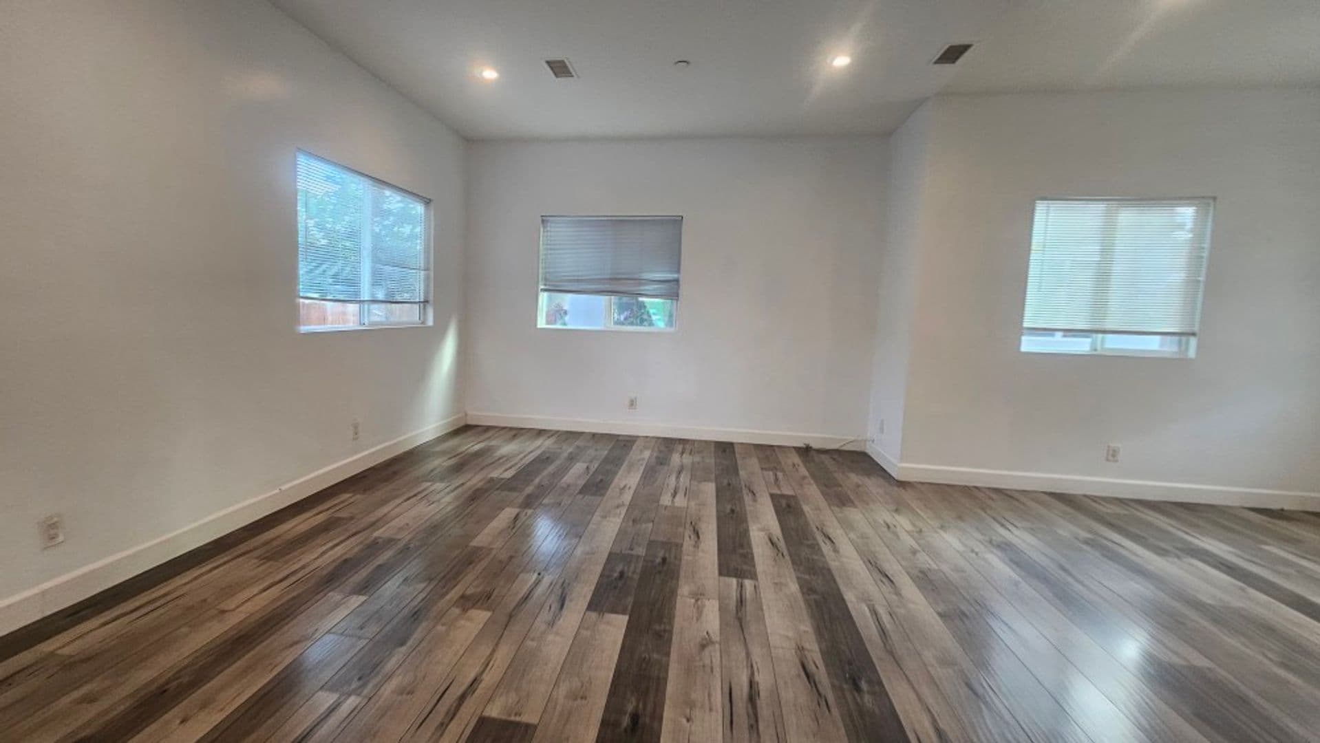 LOS ANGELES Apartment: 866 E 46th St