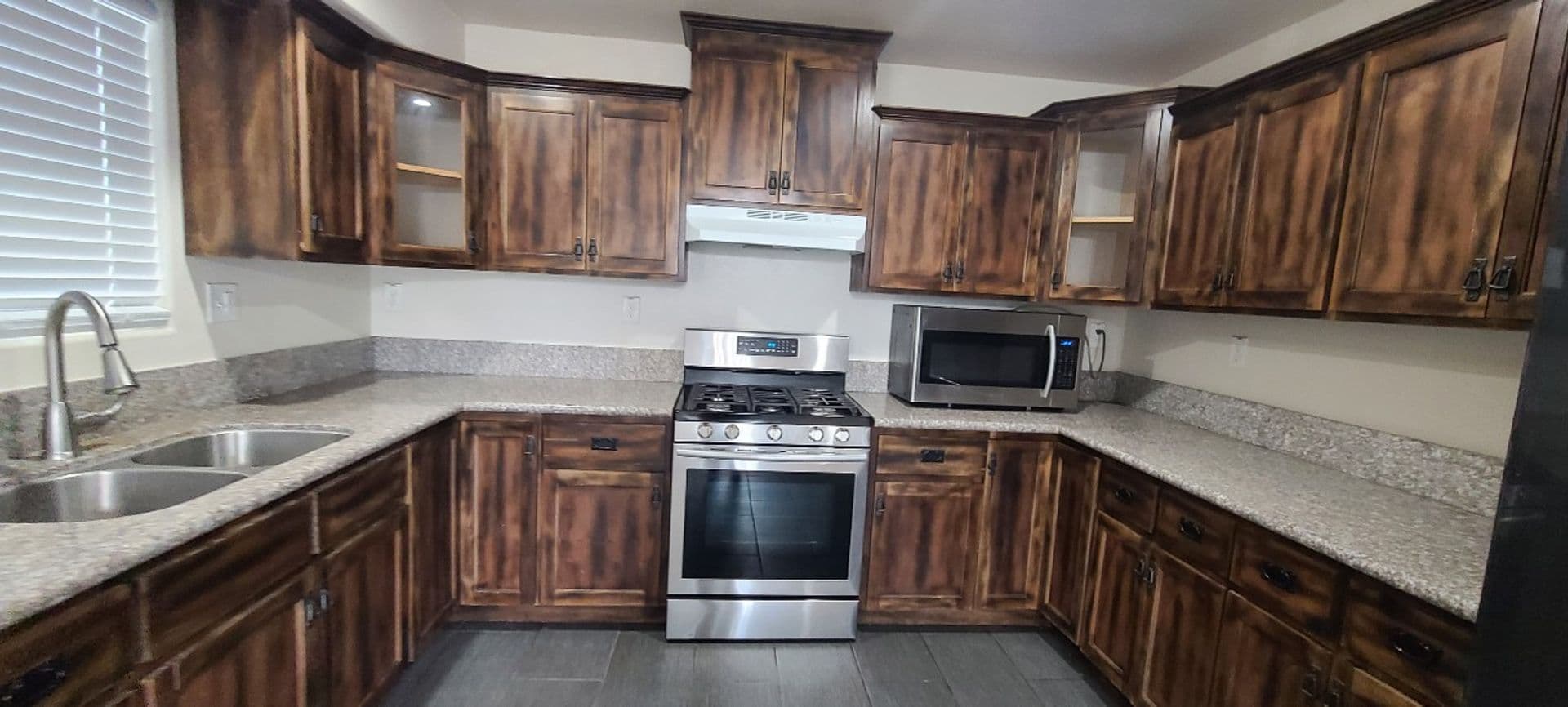 LOS ANGELES Apartment: 1627 E 88TH ST