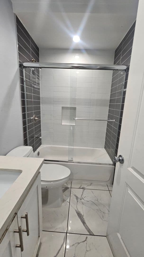 Los Angeles Apartment: 232 E 27th St.