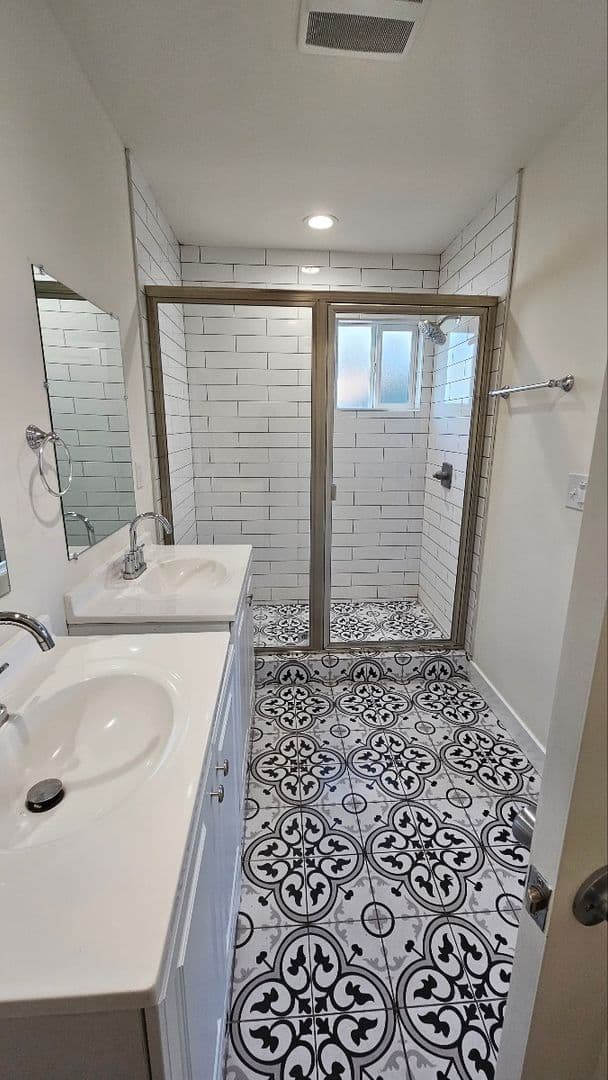 LOS ANGELES Apartment: 326 E 73rd ST