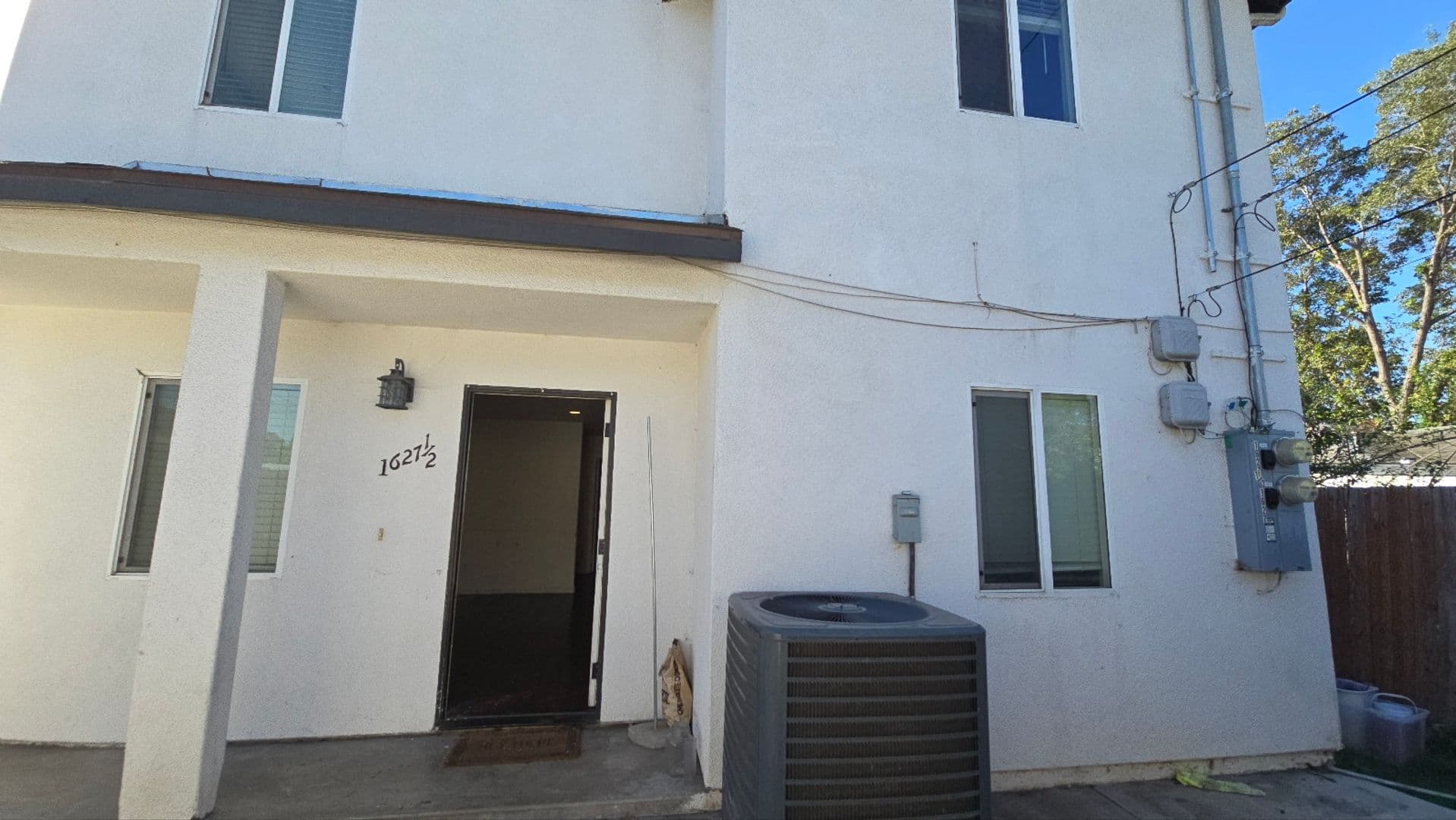 LOS ANGELES Apartment: 1627 E 88TH ST
