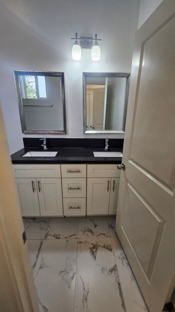 LOS ANGELES Apartment: 866 E 46th St
