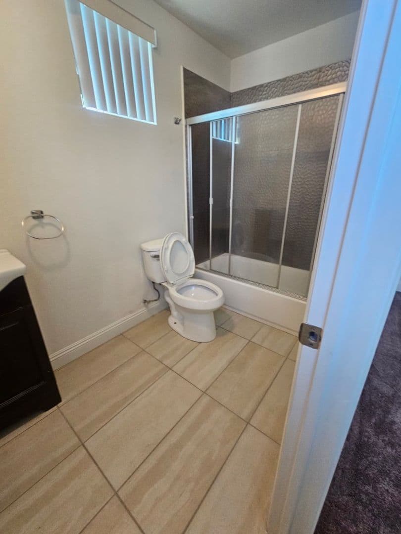LOS ANGELES Apartment: 812 E 76th Pl