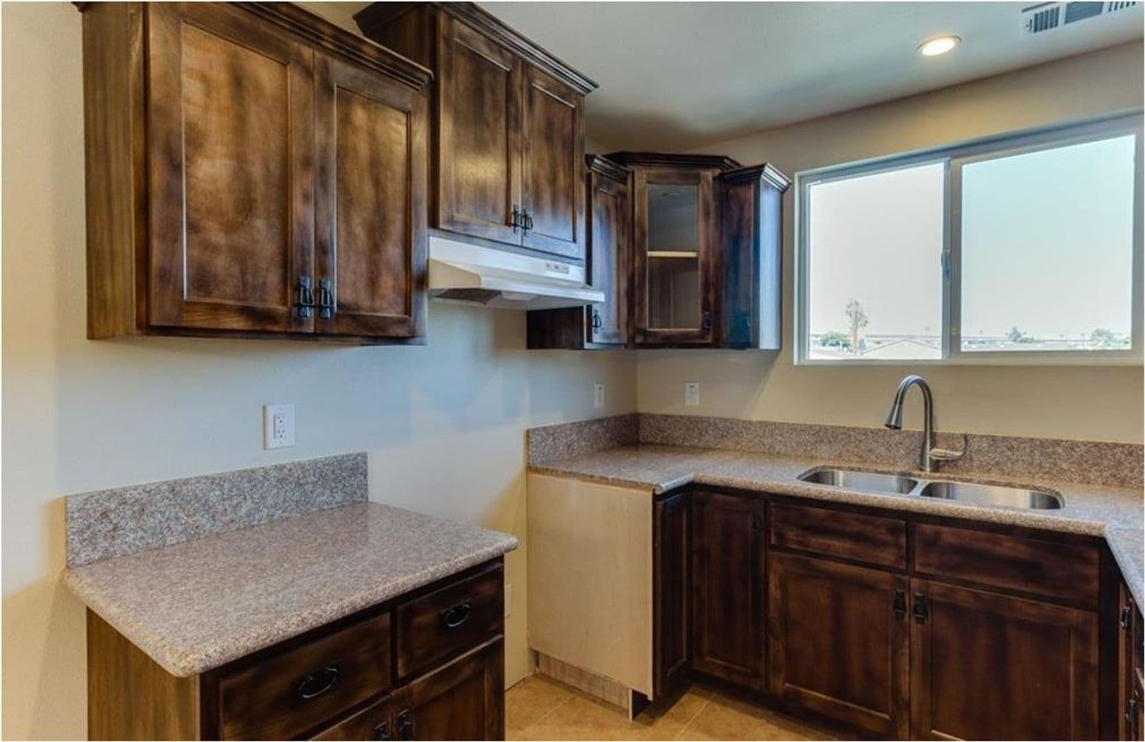 LOS ANGELES Apartment: 1627 E 88TH ST