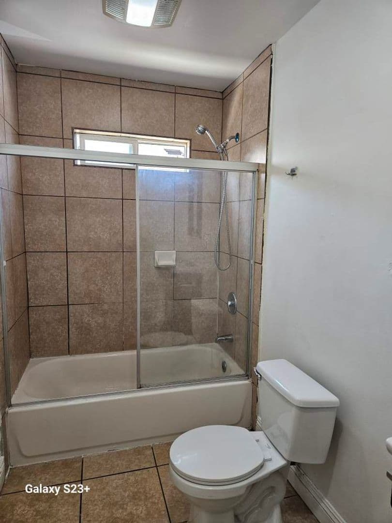 Los Angeles Apartment: 831 e 80th st