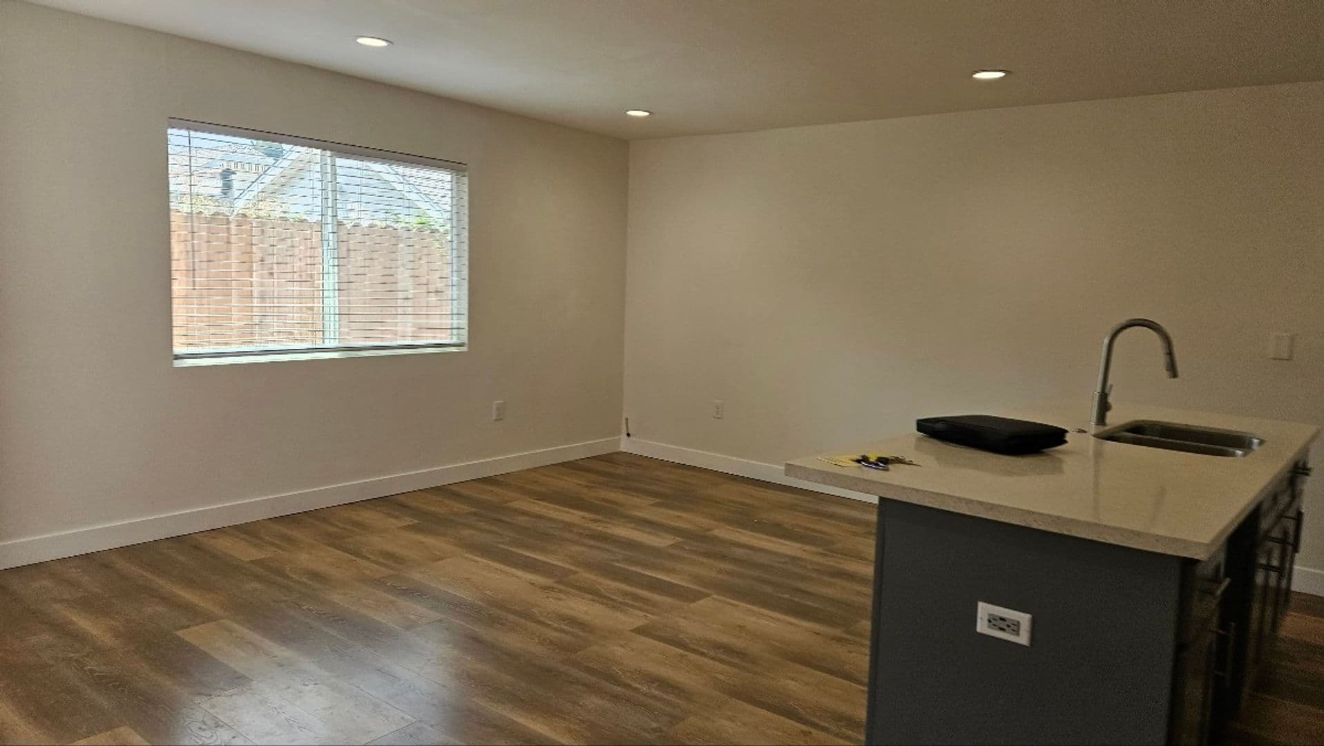 LOS ANGELES Apartment: 326 E 73rd ST