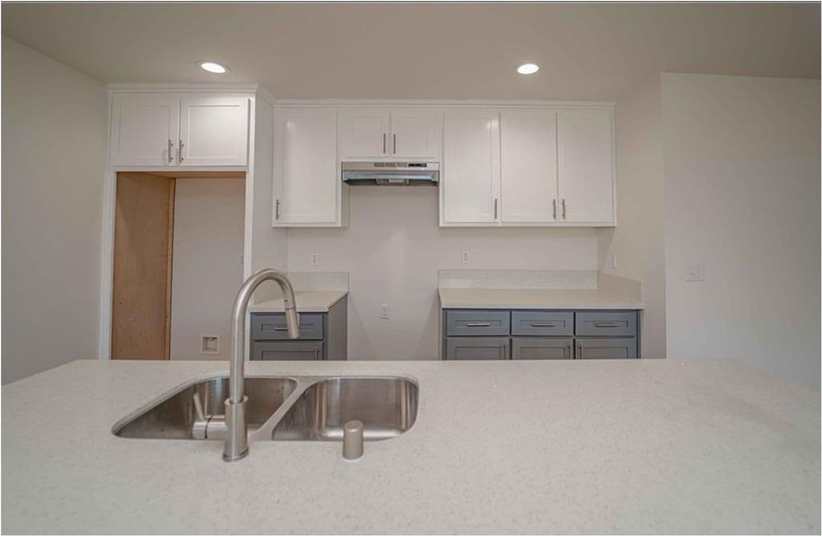 LOS ANGELES Apartment: 326 E 73rd ST