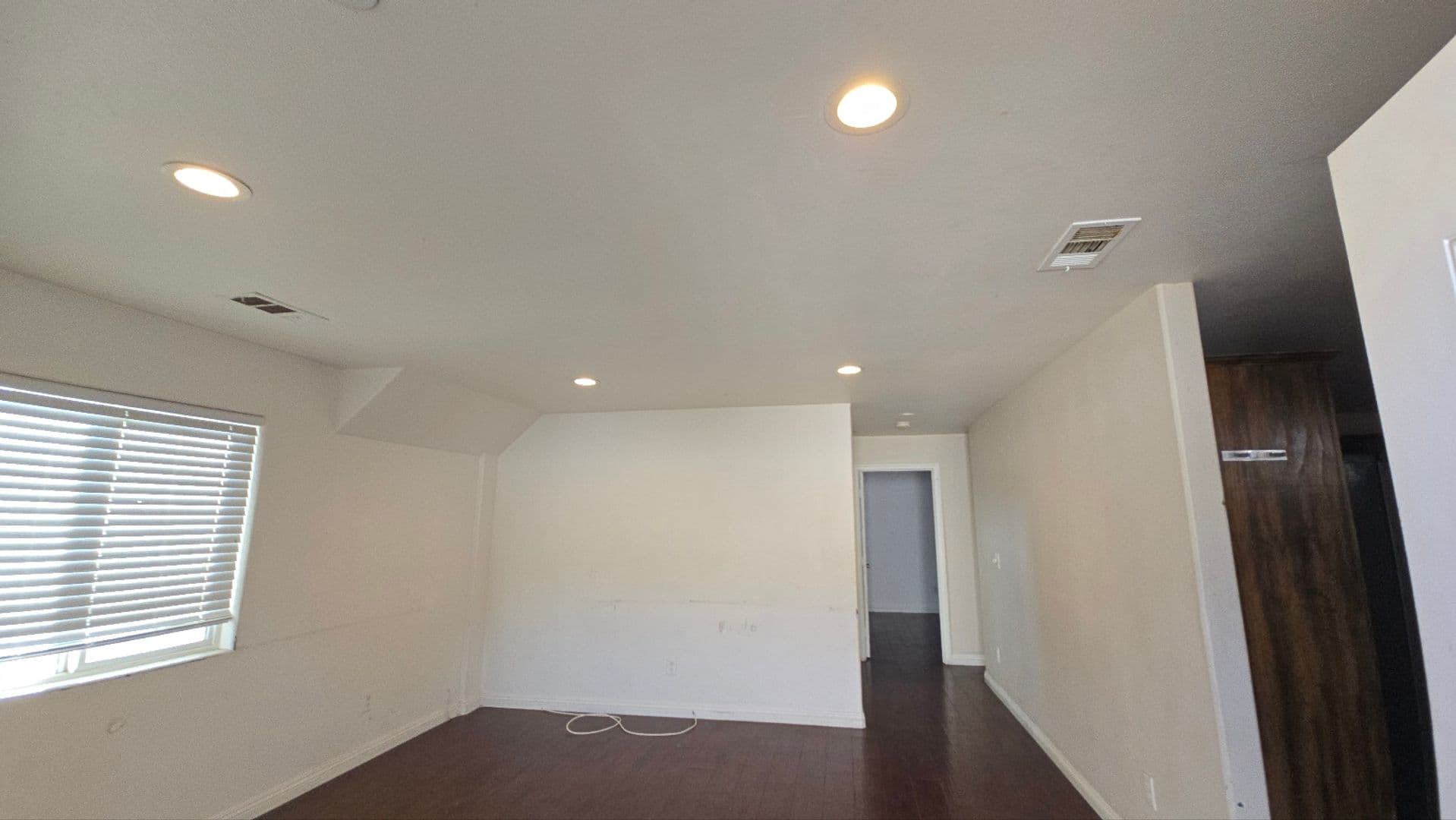 LOS ANGELES Apartment: 1627 E 88TH ST