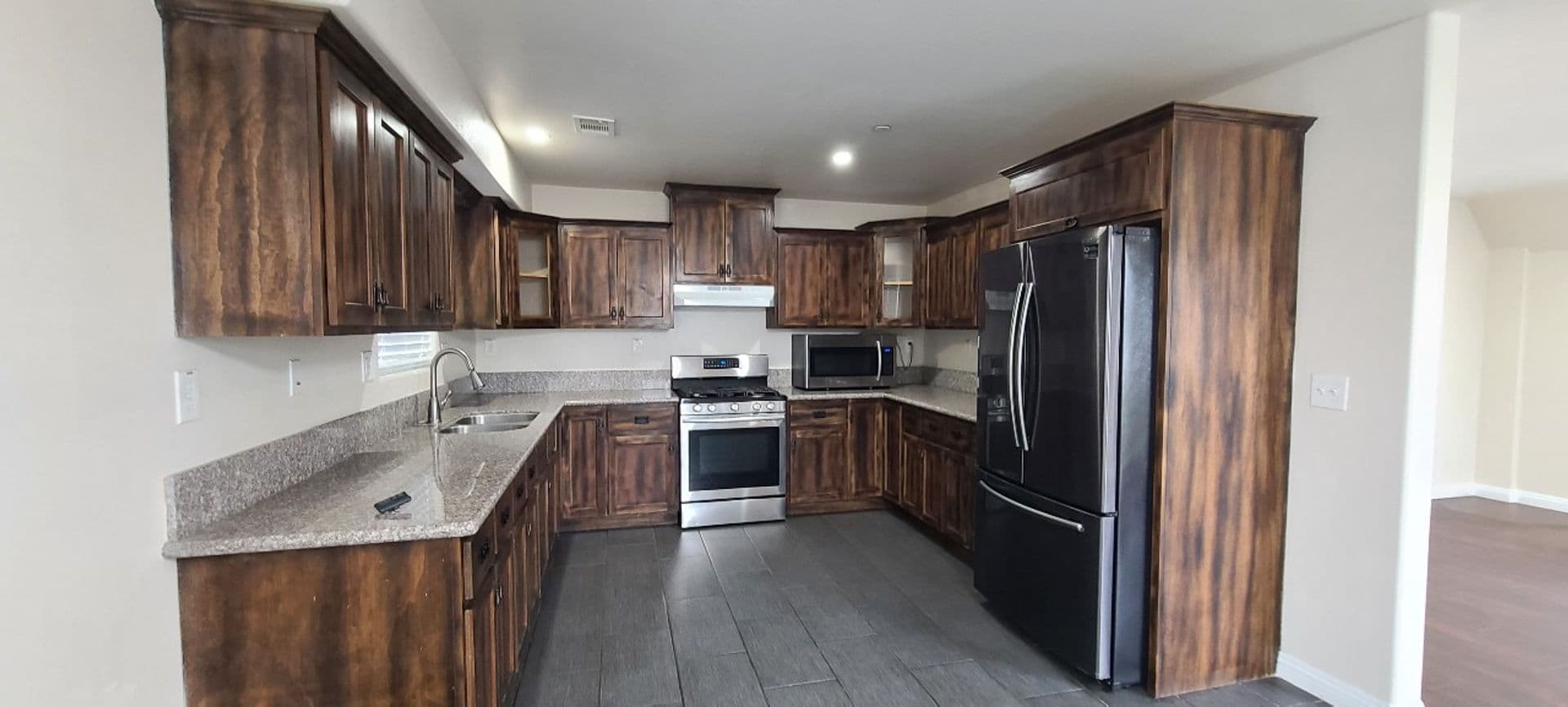 LOS ANGELES Apartment: 1627 E 88TH ST