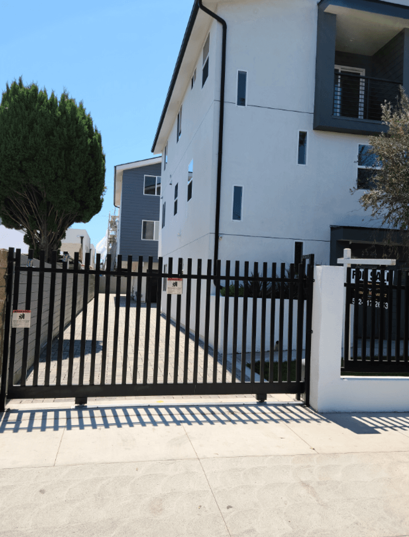 Los Angeles Apartment: 232 E 27th St.