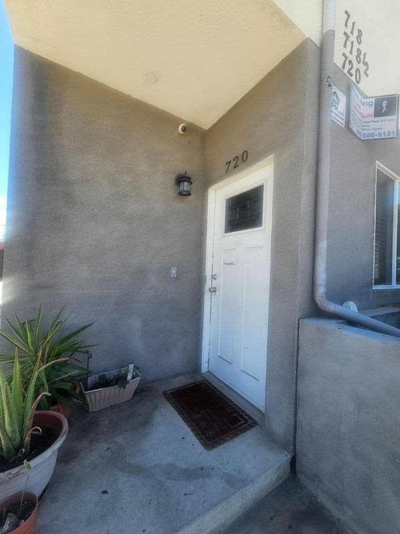 Los Angeles Apartment: 718 W 85TH ST