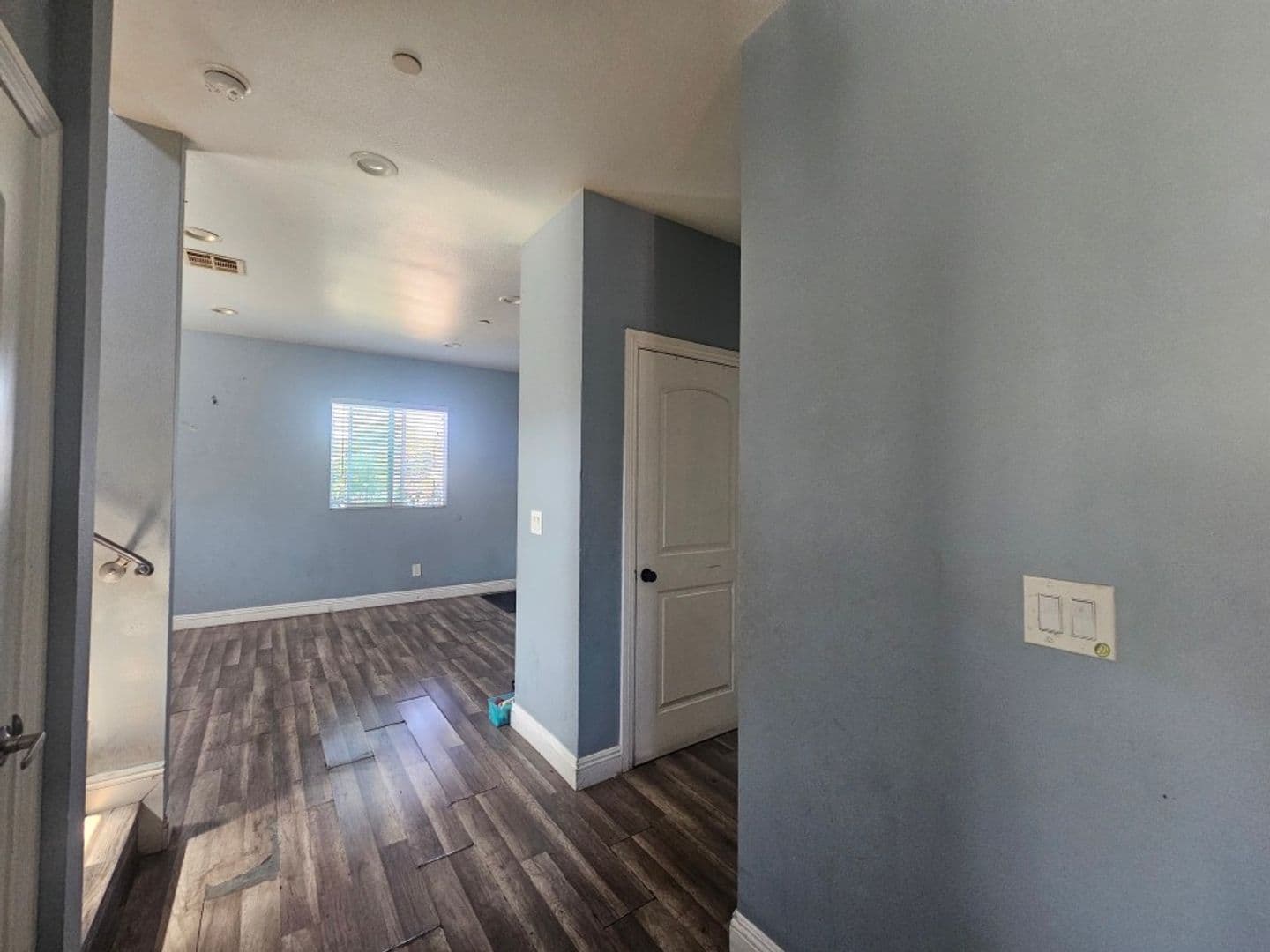 Los Angeles Apartment: 718 W 85TH ST
