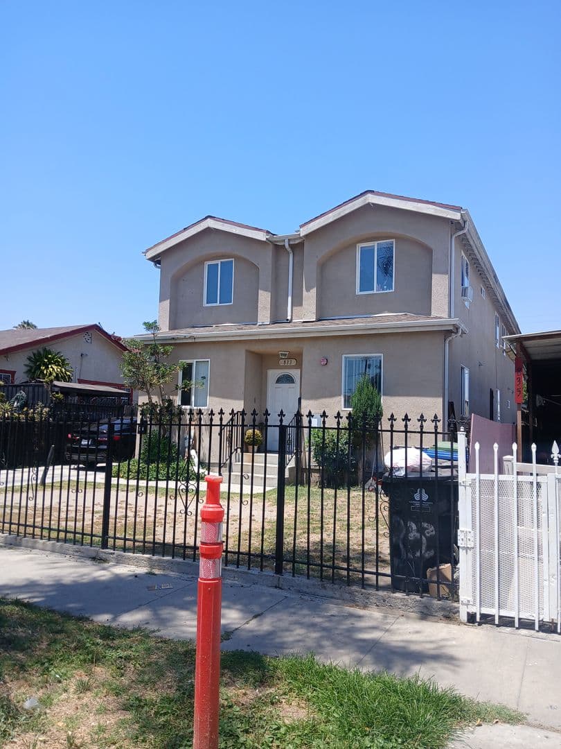 Los Angeles Apartment: 831 e 80th st