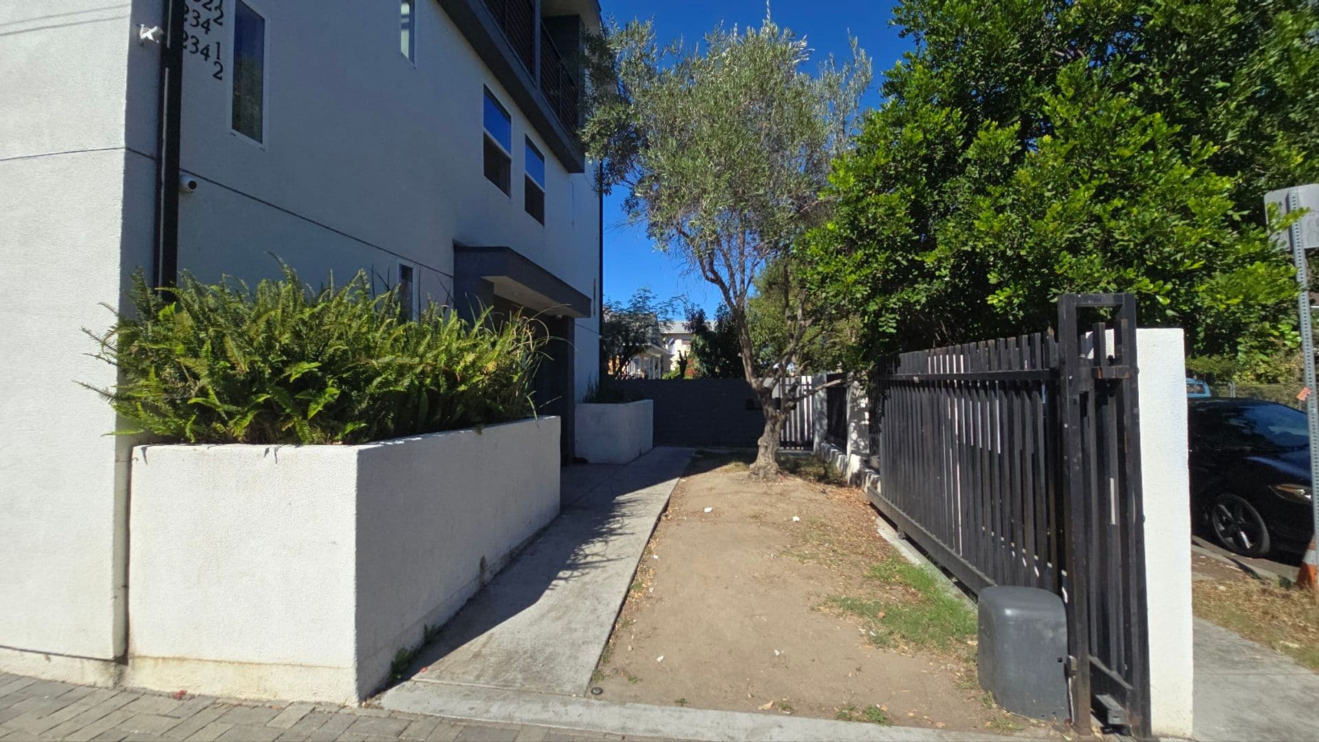 Los Angeles Apartment: 232 E 27th St.