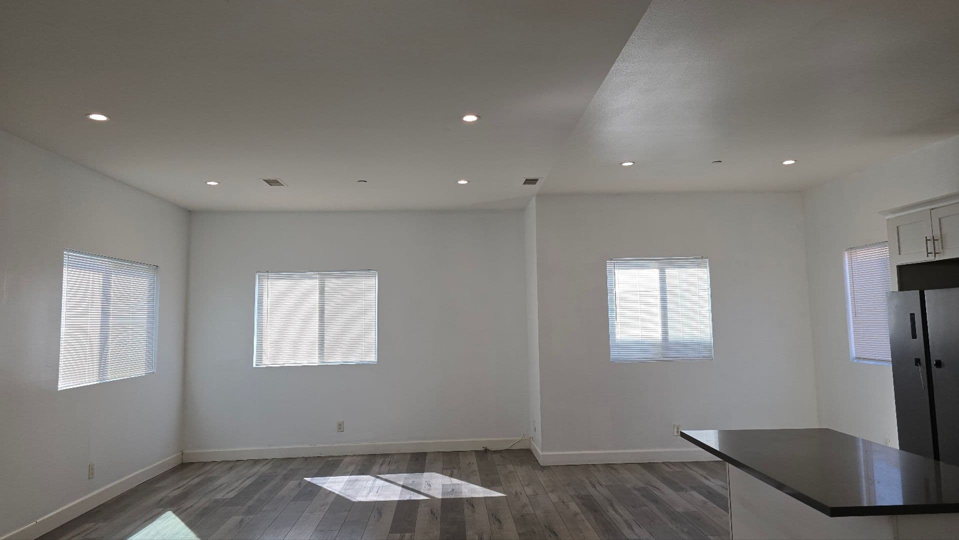 LOS ANGELES Apartment: 866 E 46th St