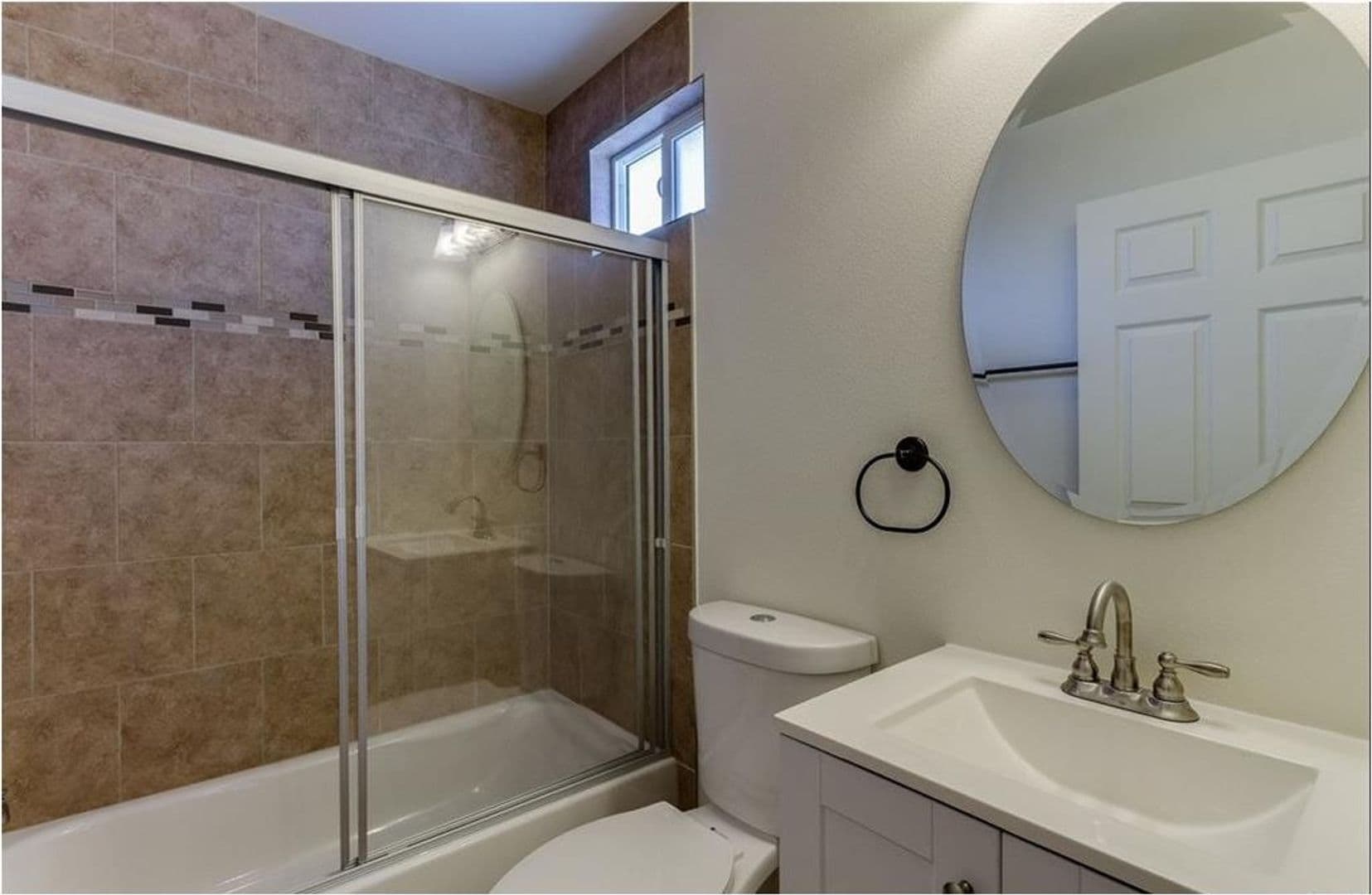 LOS ANGELES Apartment: 1627 E 88TH ST