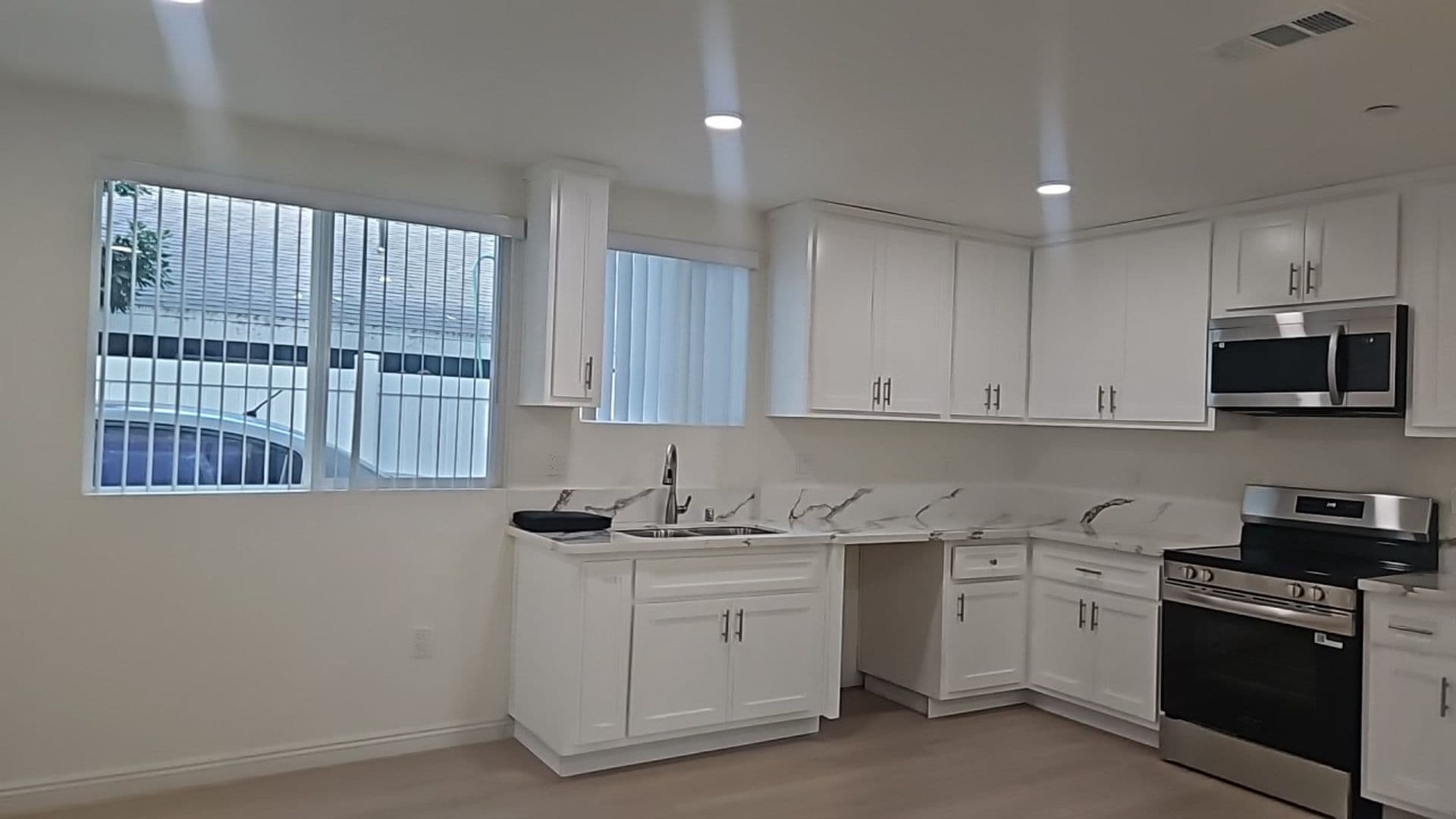 Los Angeles Apartment: 315 W 56th St