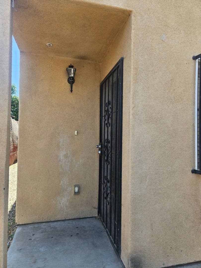 Los Angeles Apartment: 2022 E 74th St