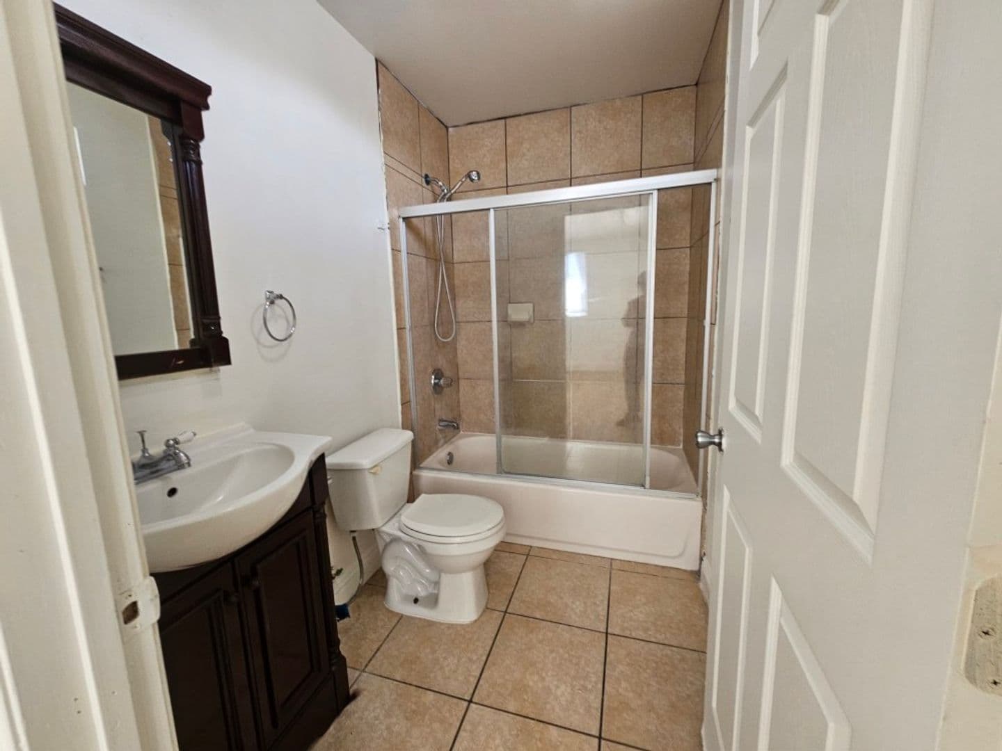 Los Angeles Apartment: 831 e 80th st