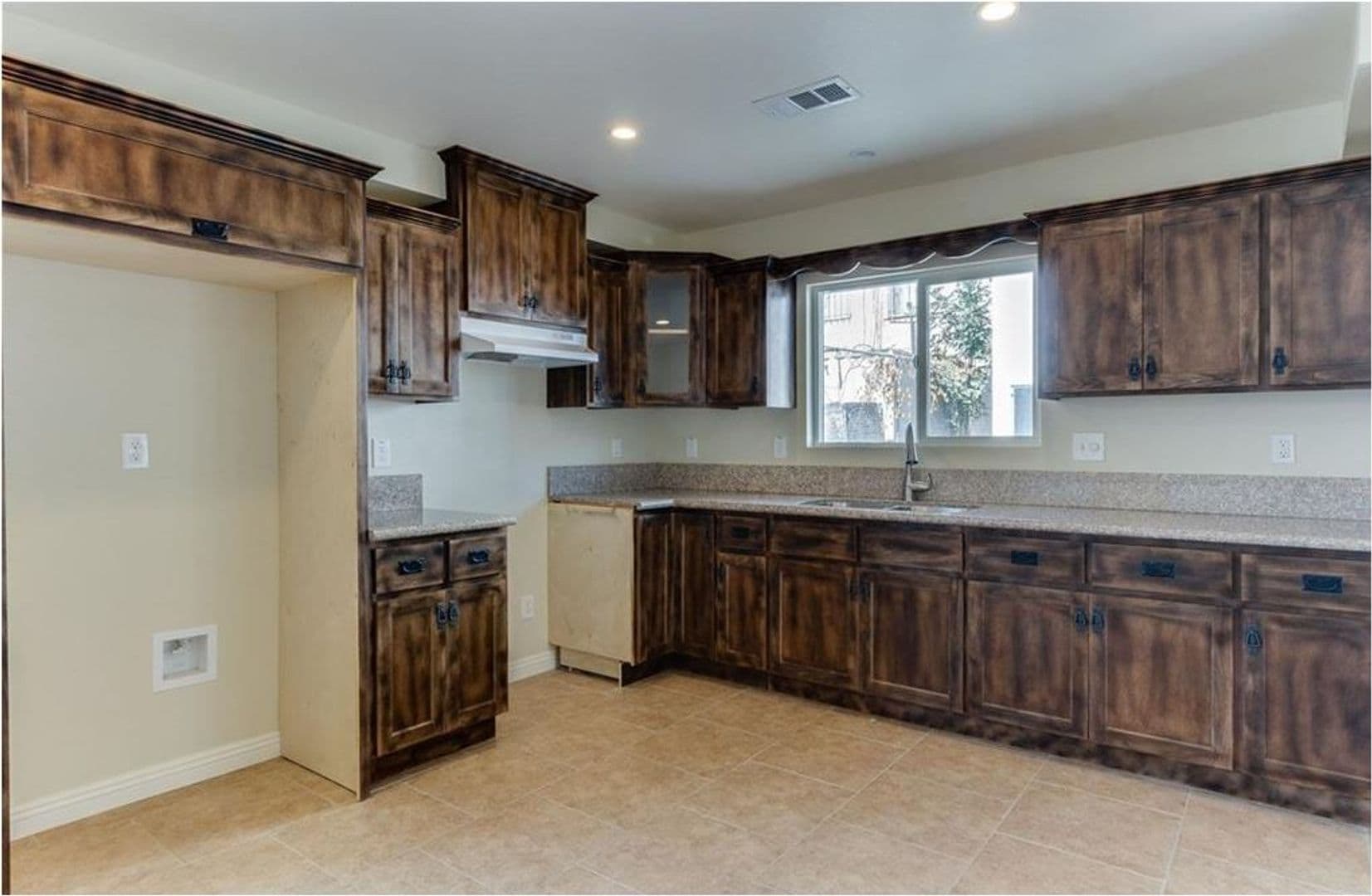 LOS ANGELES Apartment: 1627 E 88TH ST