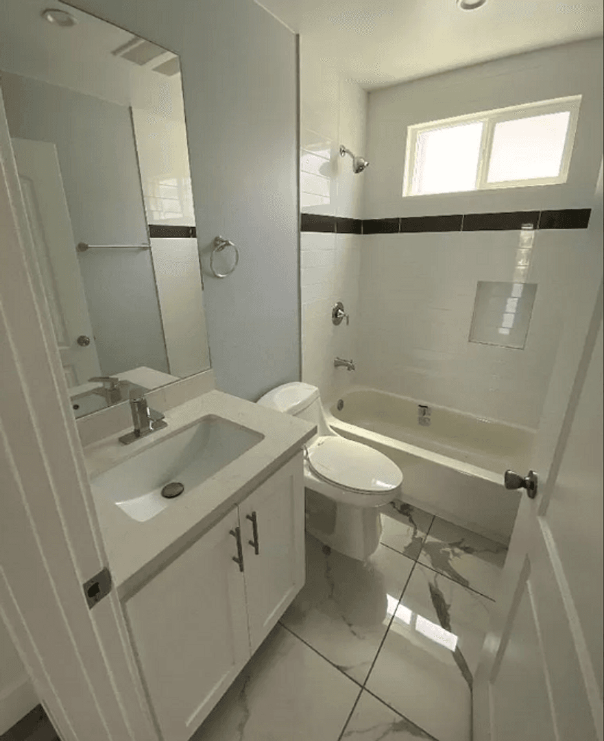 Los Angeles Apartment: 232 E 27th St.