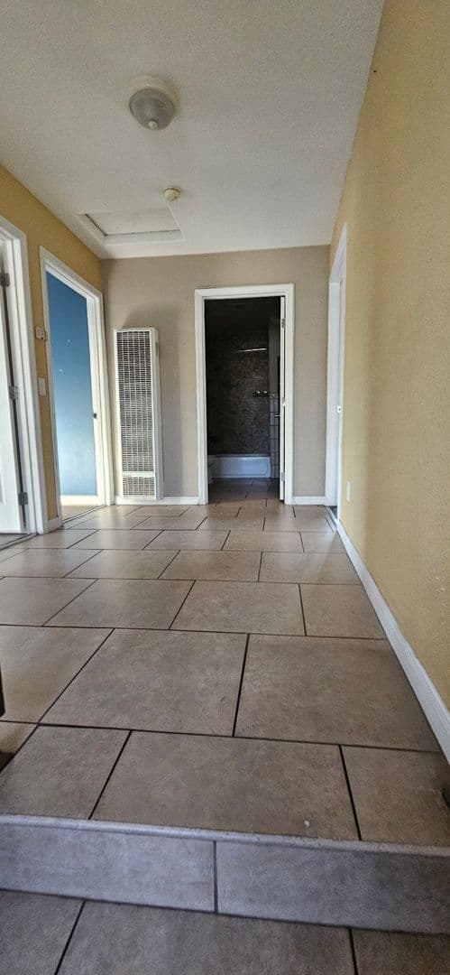LOS ANGELES Apartment: 1319 E 59TH PL