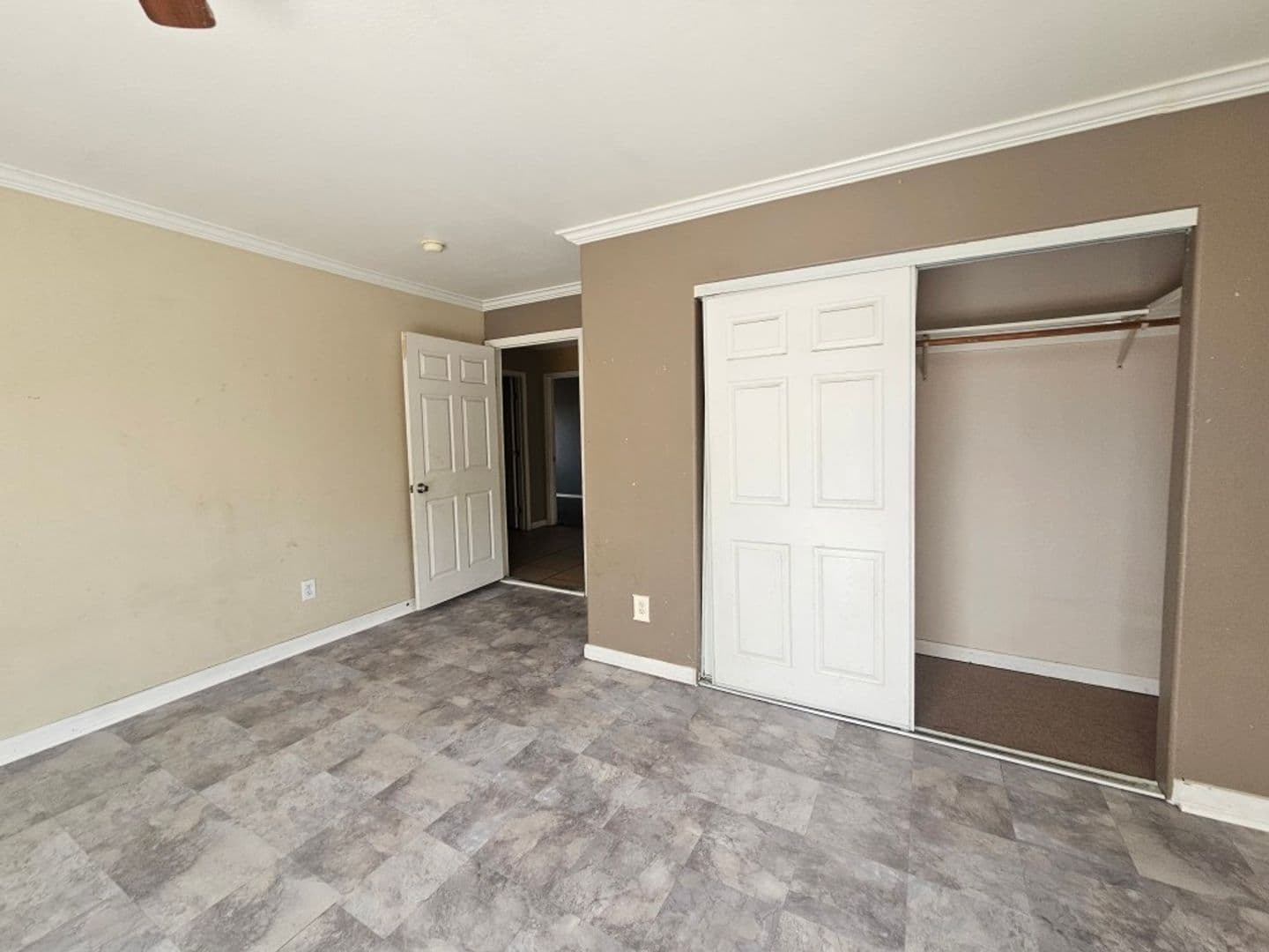 LOS ANGELES Apartment: 1319 E 59TH PL