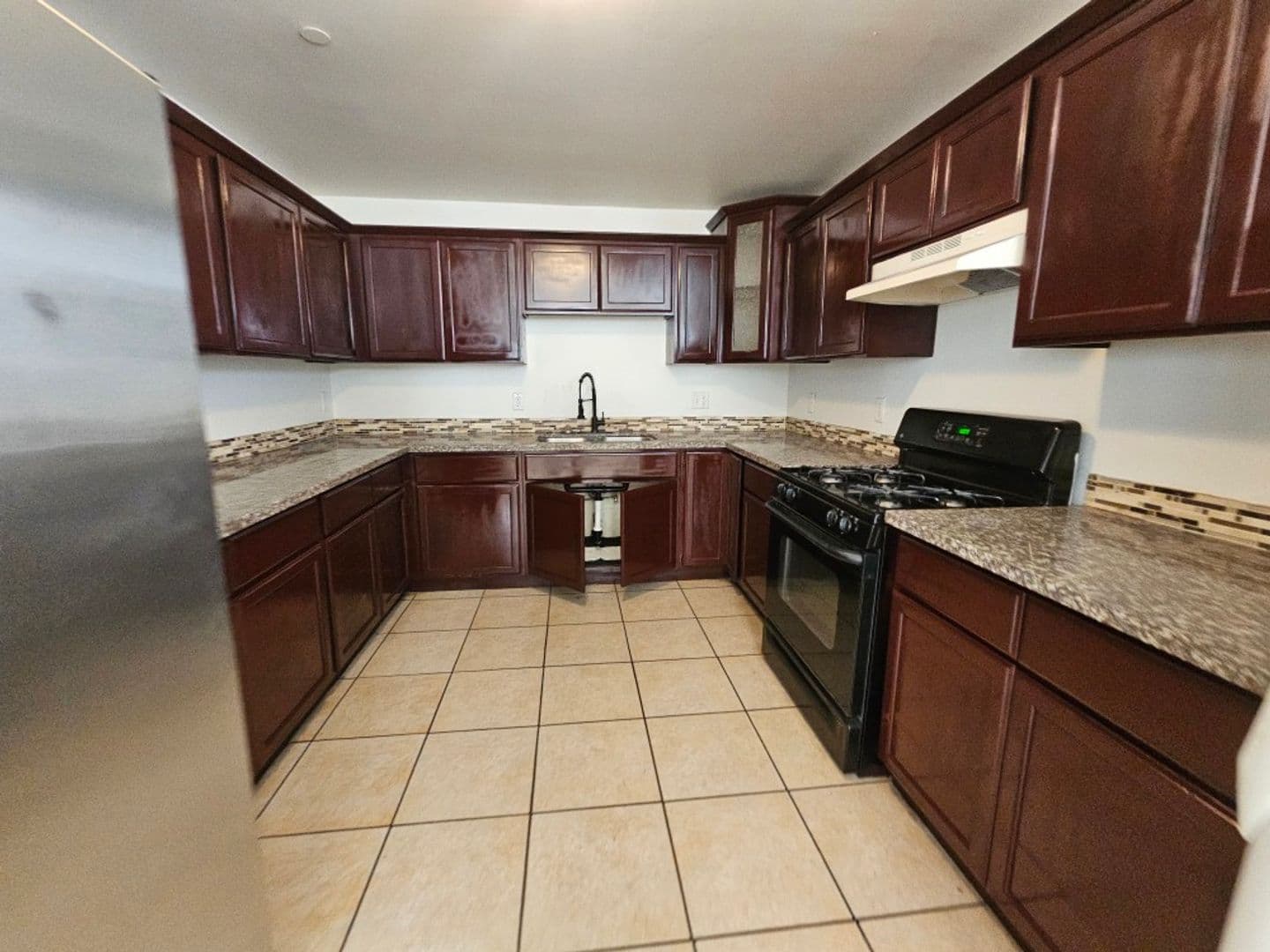 Los Angeles Apartment: 831 e 80th st