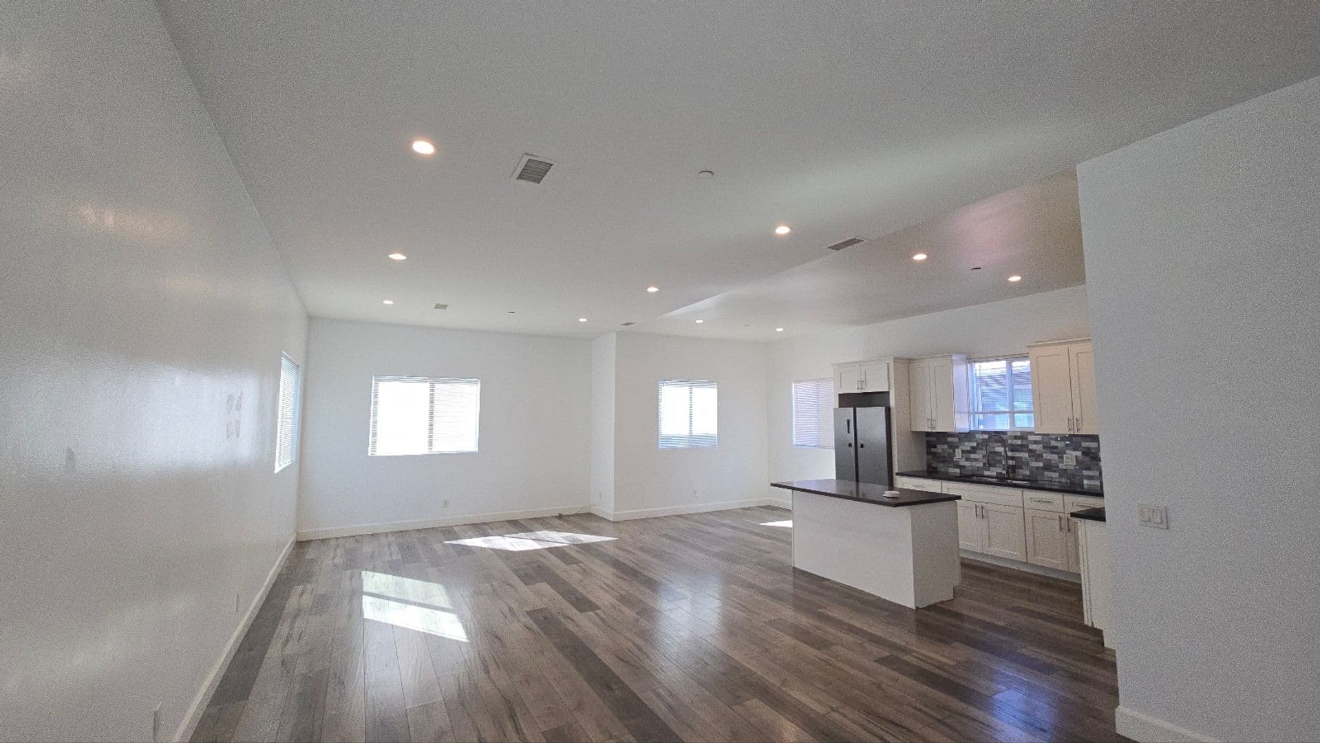 LOS ANGELES Apartment: 866 E 46th St