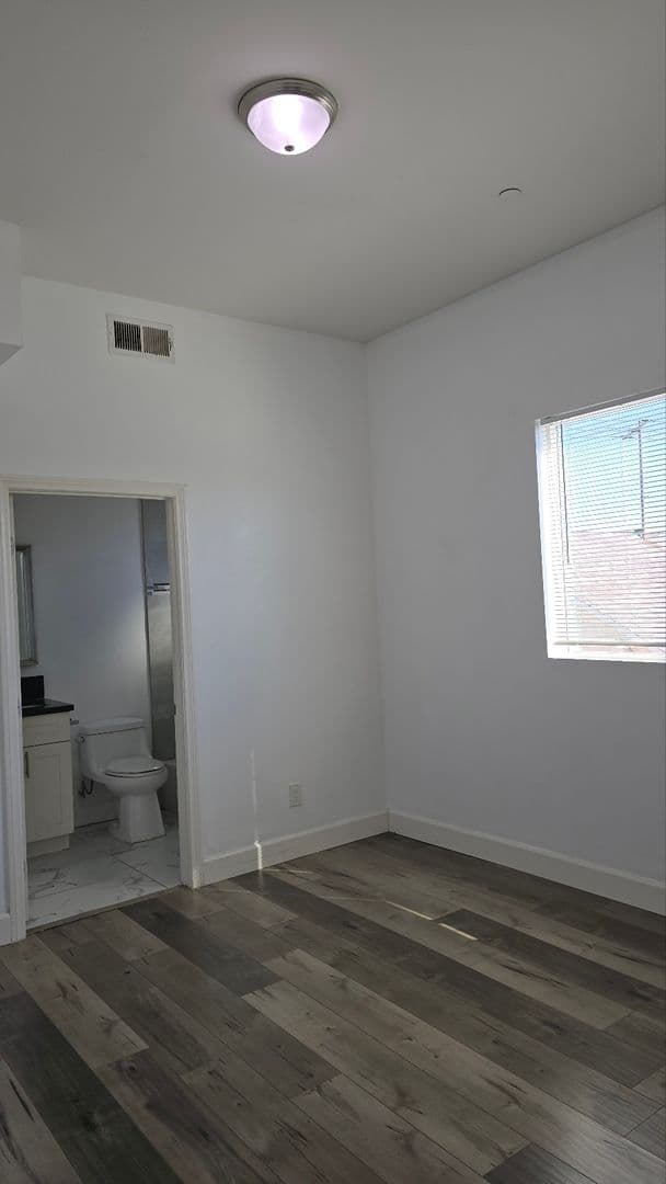 LOS ANGELES Apartment: 866 E 46th St