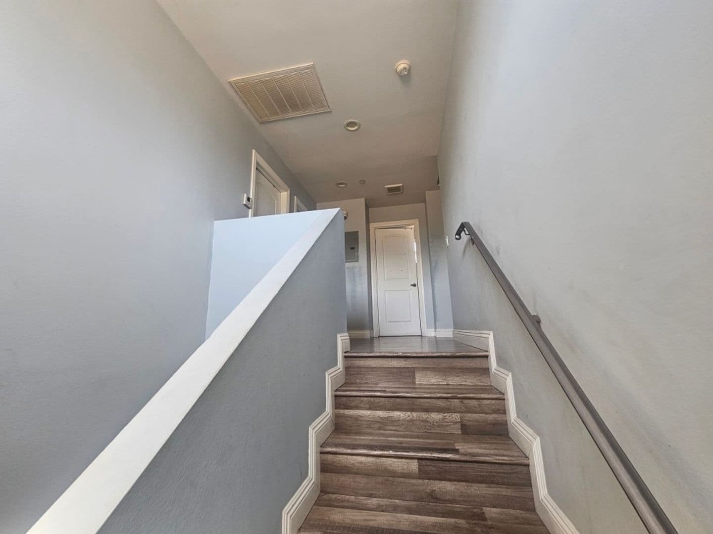 Los Angeles Apartment: 718 W 85TH ST