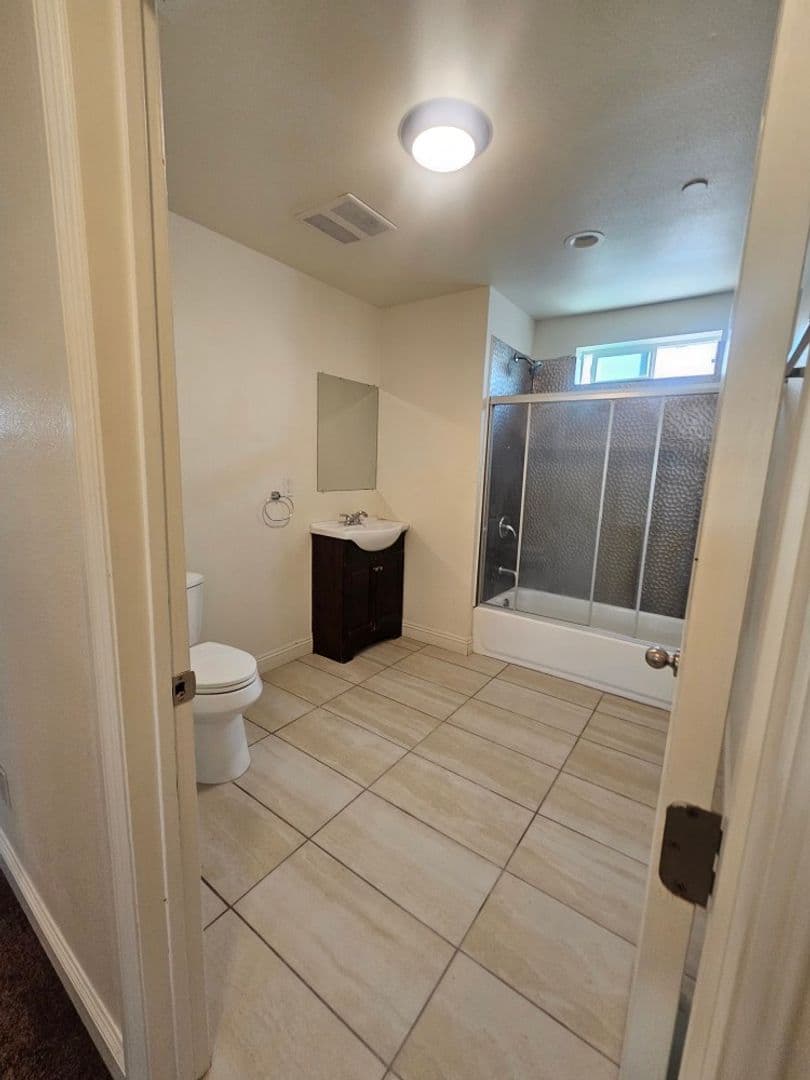 LOS ANGELES Apartment: 812 E 76th Pl