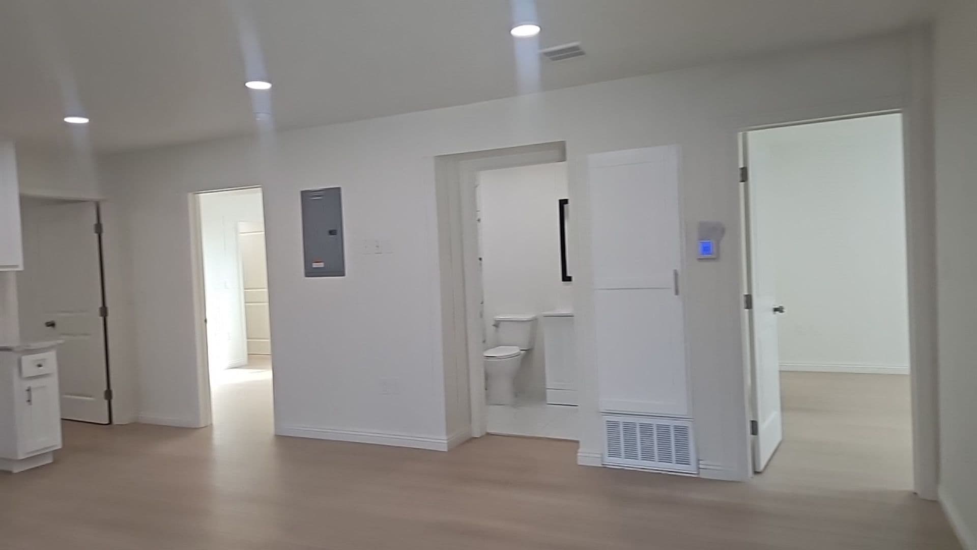 Los Angeles Apartment: 315 W 56th St
