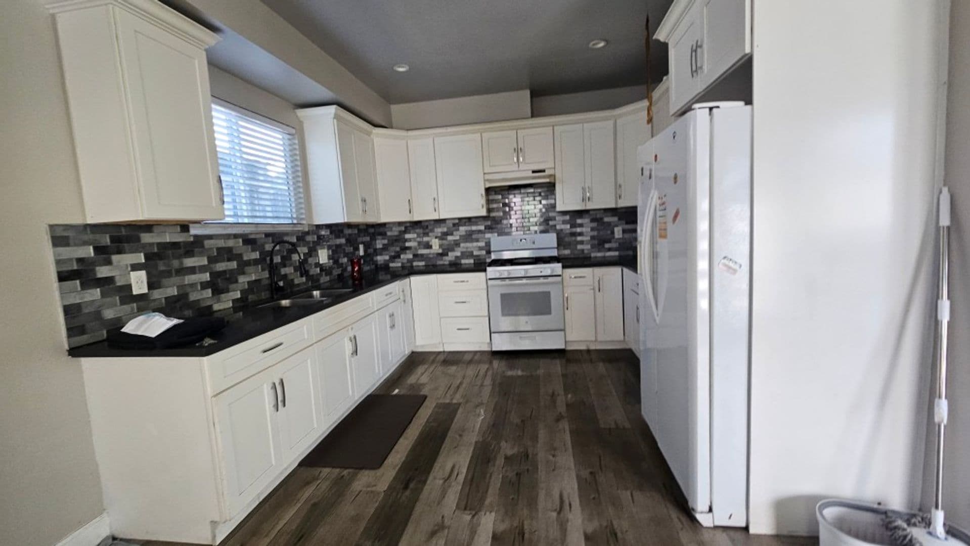LOS ANGELES Apartment: 122 W 55TH ST
