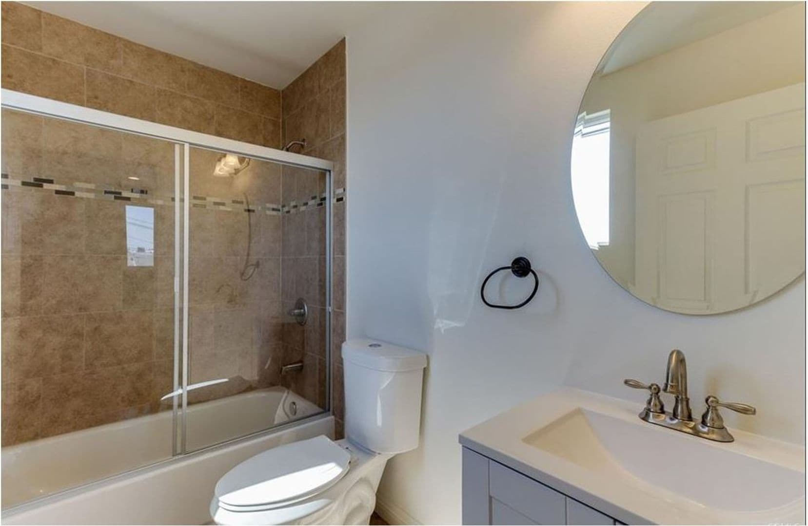 LOS ANGELES Apartment: 1627 E 88TH ST