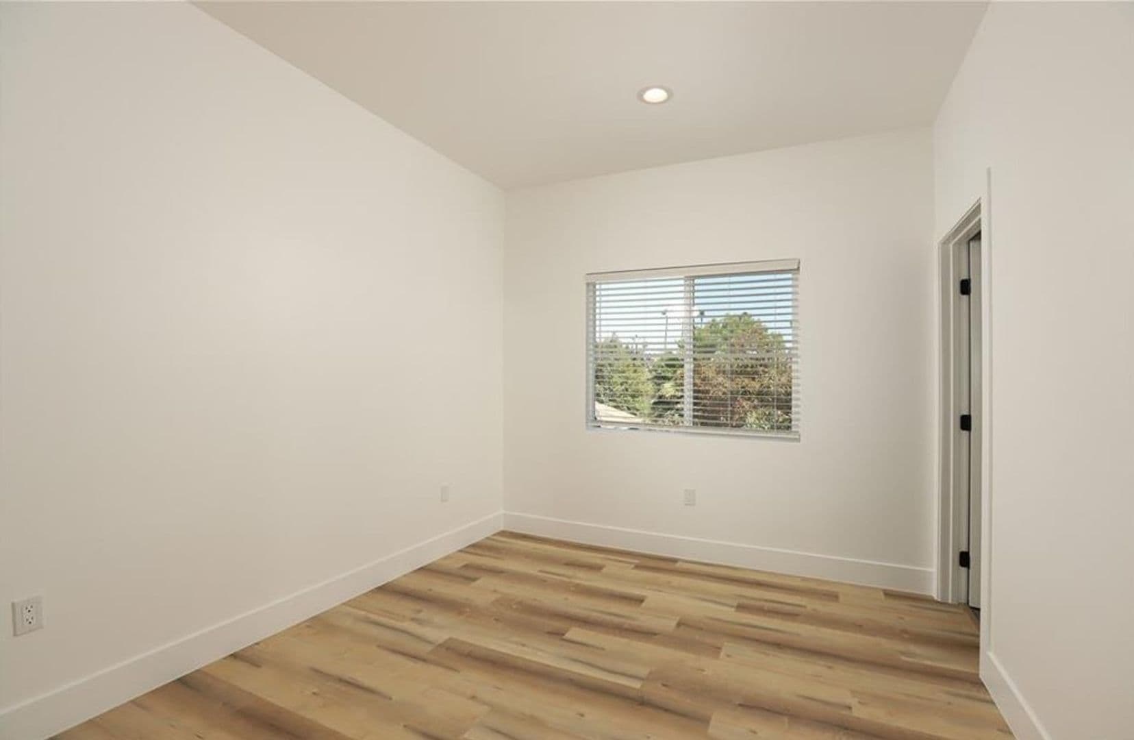 Los Angeles Apartment: 4537 Saint Elmo Dr