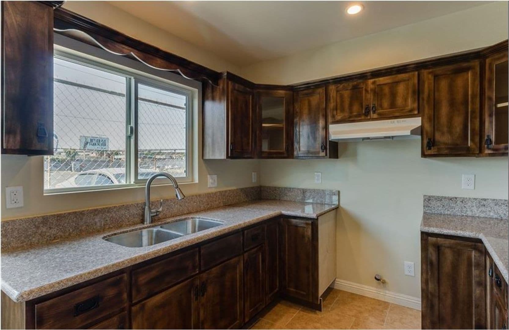 LOS ANGELES Apartment: 1627 E 88TH ST