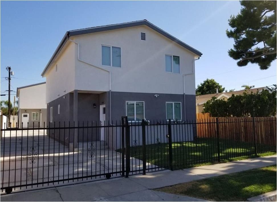 Los Angeles Apartment: 718 W 85TH ST