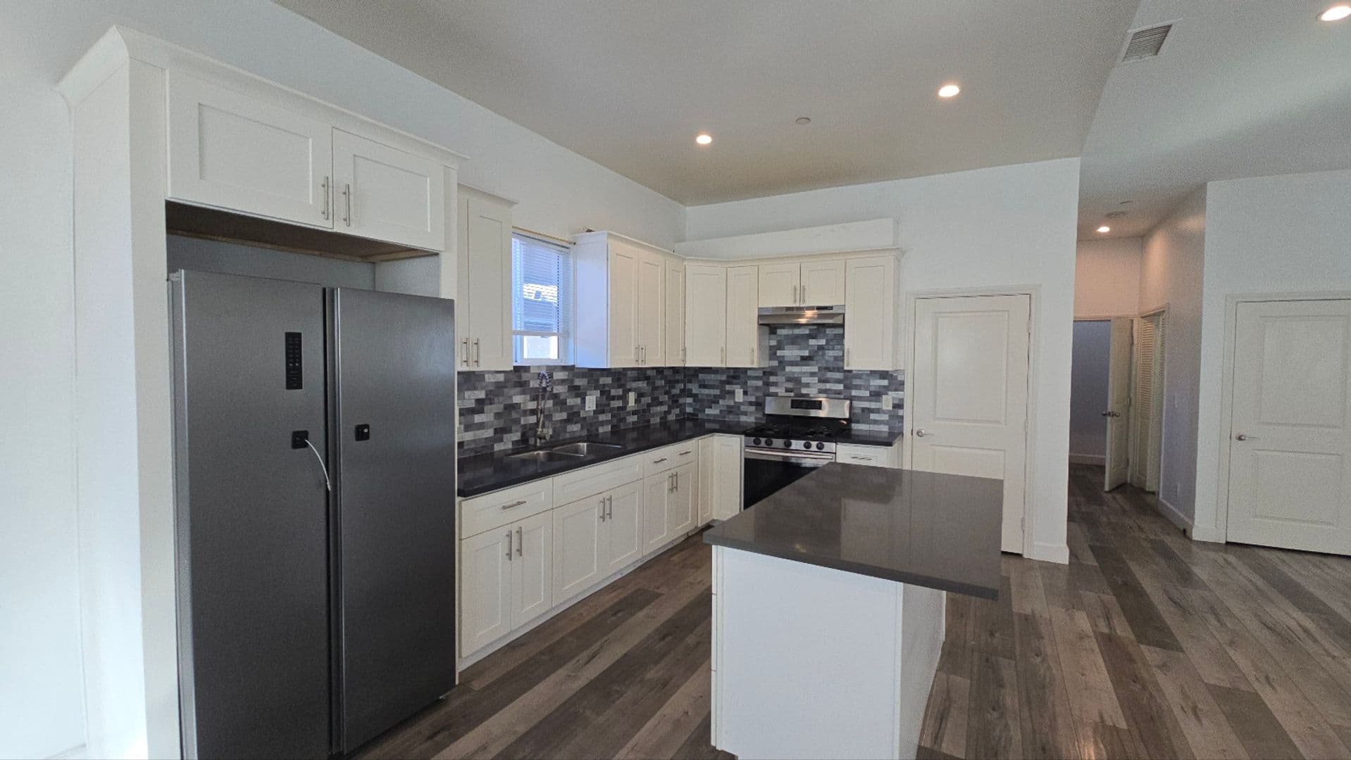 LOS ANGELES Apartment: 866 E 46th St