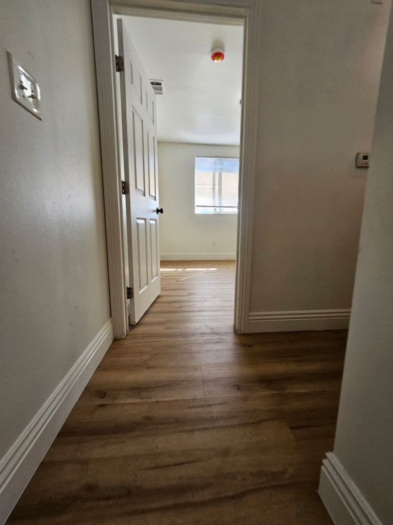 Los Angeles Apartment: 831 e 80th st