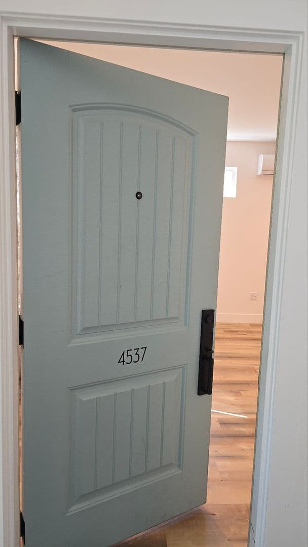 Los Angeles Apartment: 4537 Saint Elmo Dr