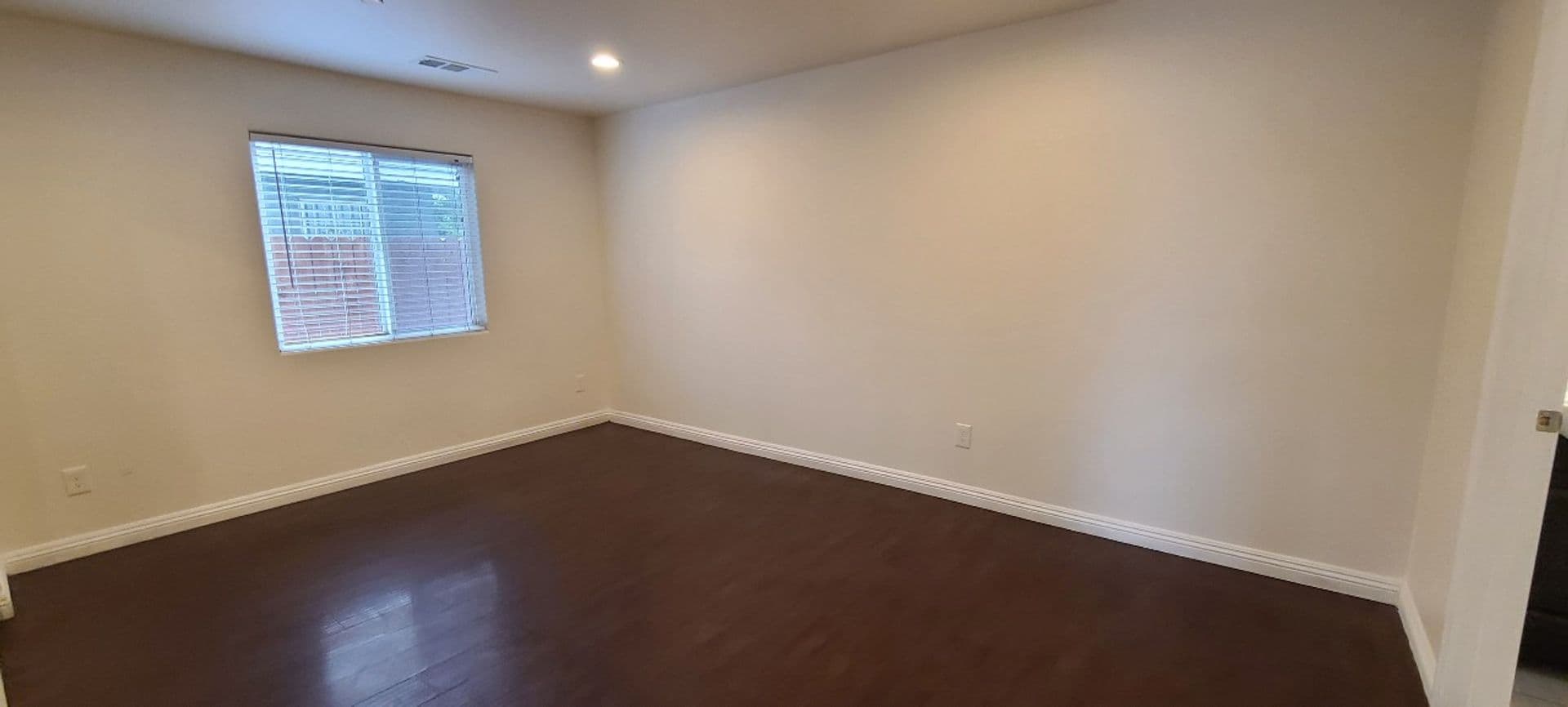 LOS ANGELES Apartment: 1627 E 88TH ST