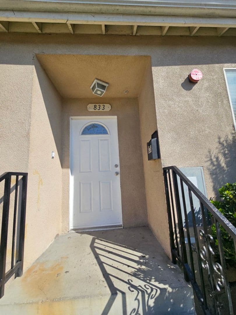 Los Angeles Apartment: 831 e 80th st
