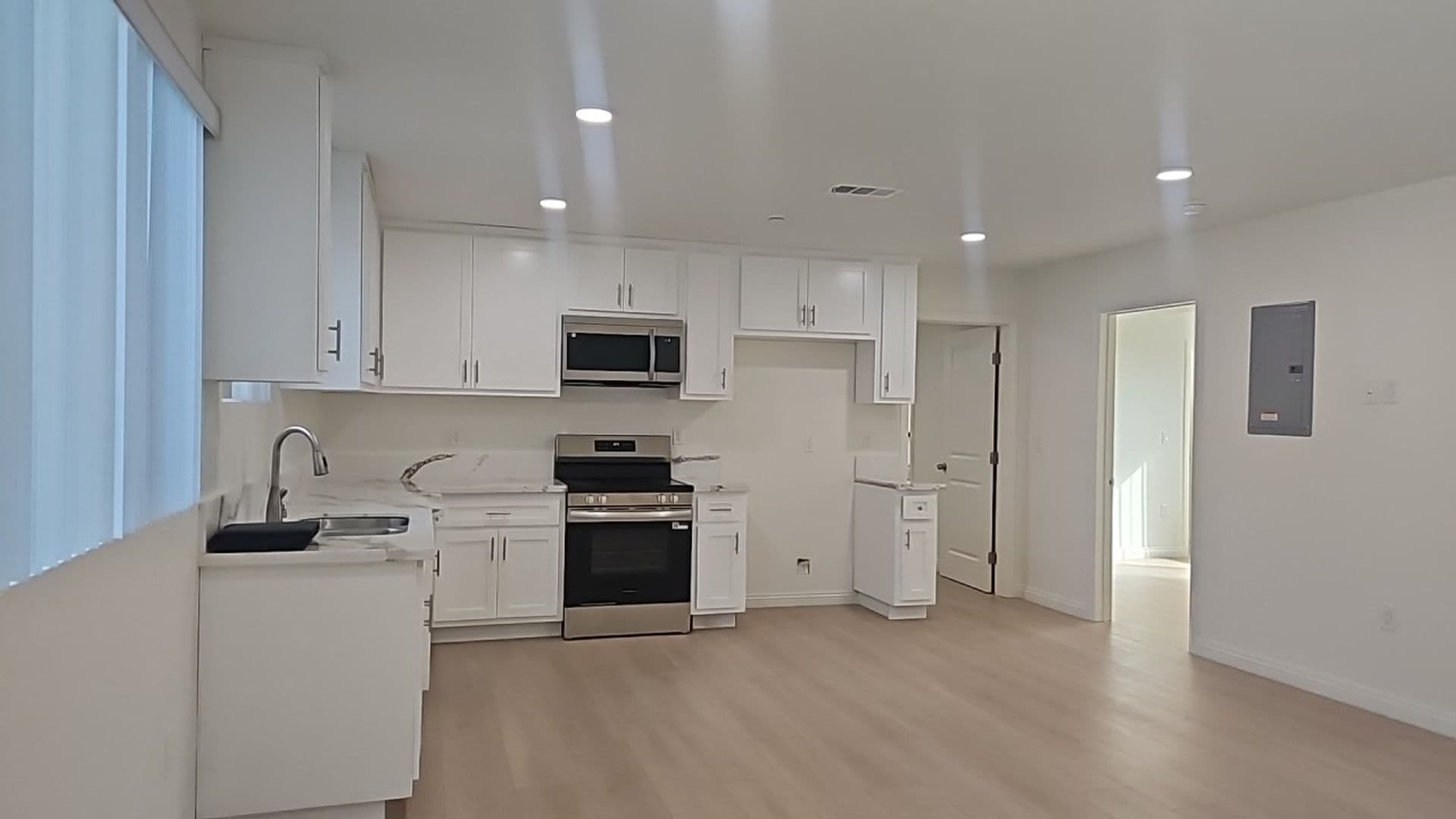 Los Angeles Apartment: 315 W 56th St