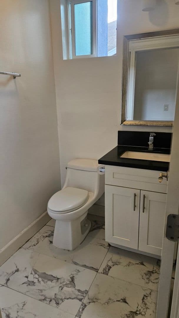 LOS ANGELES Apartment: 866 E 46th St