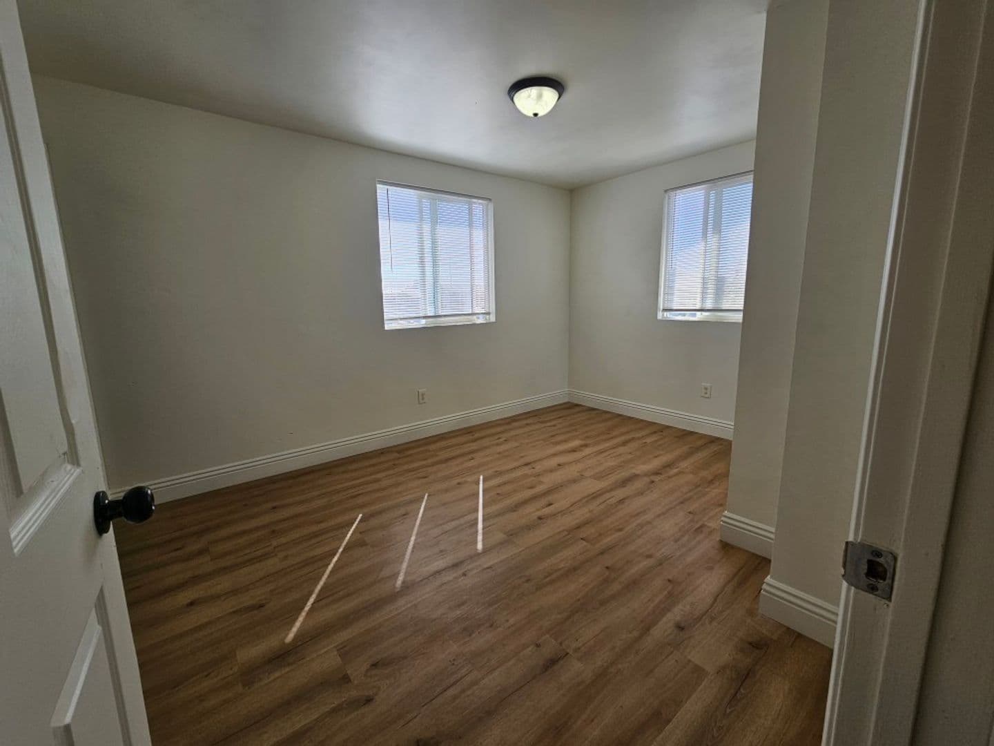 Los Angeles Apartment: 831 e 80th st
