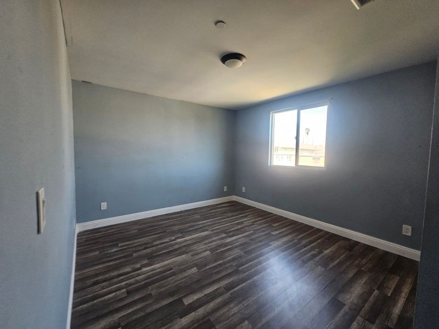 Los Angeles Apartment: 718 W 85TH ST